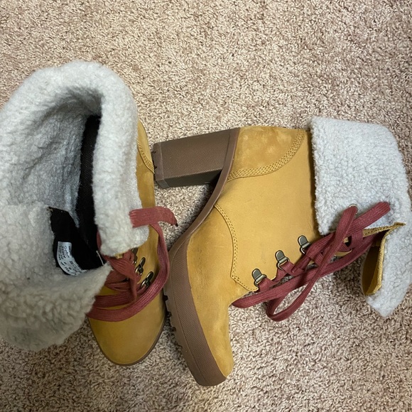 Timberland Sherpa heeled boot size 7 - Picture 3 of 5
